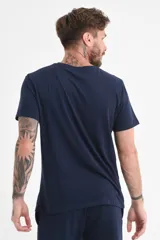 Camiseta de manga corta azul marino con cuello en V.