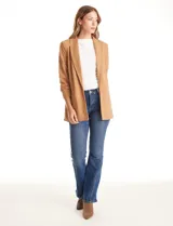 Blazer de crepe Dictionary, con cuello solapa, abertura frontal y mangas tres cuartos con detalle fruncido. Cuenta con bolsillos delanteros y forro interno.