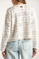 Sweater de punto calado con diseño de ondas horizontales, cuello redondo y mangas largas. Presenta un corte oversize y acabado en color blanco.