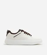 Championes de caña baja en PU color blanco, con recortes contrastantes en marrón y cordones al tono. Cuentan con suela robusta y diseño urbano.