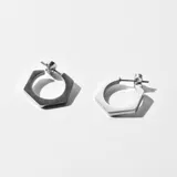 Aros tipo argolla hexagonales de acero plateado con cierre de poste a presión.