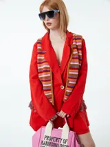 Blazer color marrón claro, de corte holgado, con solapas y bolsillos delanteros.