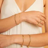 Anillo de oro 9k con diseño de grecas y bandas de circonias incrustadas.