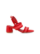 Sandalias de taco redondo de 6 cm, confeccionadas en gamuza verde con tiras frontales y de tobillo en material translúcido. Cuentan con cierre de pulsera al tobillo y plantilla de cuero.