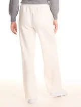 Pantalón jogger de corte recto, color blanco, con cintura elástica, cordón de ajuste y bolsillos laterales.