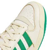 Championes Adidas Forum Low CL color crema con detalles en verde y gris. Presentan las tres tiras clásicas de Adidas en verde y logo en el lateral.