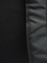 Mochila con estampado geométrico en blanco y negro, con múltiples compartimentos con cierre y bolsillos laterales elásticos.
