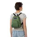 Mochila pequeña Jansport modelo Half Pint, color verde oliva, con un compartimento principal y un bolsillo frontal con cierre. Presenta asa superior negra y tirantes ajustables.