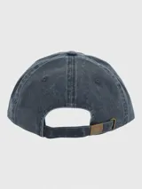 Gorra de estilo clásico con efecto lavado, confeccionada en algodón orgánico. Presenta un bordado central de un perro Basset Hound y cuenta con ajuste mediante hebilla metálica en la parte posterior.