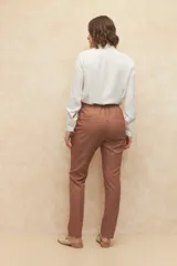 Pantalón negro de vestir, de corte recto, con elástico en la cintura trasera y bolsillos laterales.