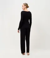Conjunto de pijama largo compuesto por una blusa de manga larga con escote en V y un pantalón de corte recto con cintura elástica. Confeccionado en tejido flame de viscosa y elastano, ofreciendo una caída suave y cómoda.