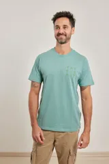 Remera verde con estampado en el pecho que dice "The Energy".