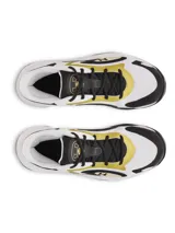Championes de básquet Under Armour Jet 25, con capellada de materiales mixtos en color blanco, negro y detalles amarillos, entresuela Micro G® y suela de goma resistente.