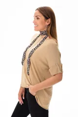 Remera color camel de viscosa, con mangas cortas y cuello redondo.