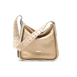 Cartera de cuero color taupe con diseño estructurado, correa ancha ajustable con ojales metálicos decorativos y placa metálica con logo en el frente.