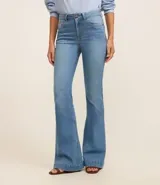 Pantalón flare de jeans con elastano, tiro alto, bolsillos delanteros y traseros, cierre con botón y cremallera, trabillas en la cintura.