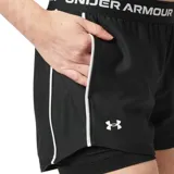 Short deportivo Under Armour de color negro con calza interna y cintura elástica ancha con la marca impresa en contraste. Cuenta con ribetes blancos en los laterales y el logo de la marca en la pierna derecha.