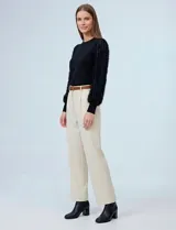 Buzo de hilado fino marca Zac & Rachel, color negro, con cuello a la base y mangas largas de gasa con bordado desflecado de textura shaggy.