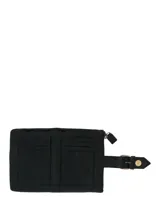 Billetera de cuero natural Hush Puppies color negro, con cierre de cremallera y solapa con hebilla metálica dorada. Cuenta con múltiples ranuras para tarjetas, compartimento para billetes y bolsillos interiores.