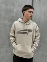 Canguro beige con capucha ajustable con cordones, bolsillo tipo canguro y estampado con diseño abstracto en negro.