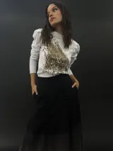 Remera blanca de algodón con cuello redondo y mangas largas abullonadas. Estampado abstracto en color cobre en el frente.