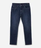 Pantalón de jean slim para hombre, de color azul clásico con lavado uniforme. Cuenta con cintura con pasadores, cierre con botón y cremallera, y bolsillos funcionales delanteros y traseros.