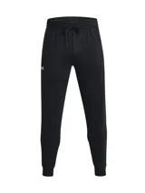 Jogging Under Armour modelo Rival Fleece, color negro, confeccionado en tejido de mezcla de algodón con interior cepillado. Presenta cintura elástica con cordón ajustable, bolsillos laterales abiertos y puños acanalados en los tobillos.