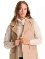 Chaleco largo de paño marca Barrington, color negro, con cuello solapa, cierre frontal con botones y bolsillos delanteros aplicados.