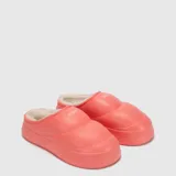 Pantuflas tipo zueco de diseño acolchado, color coral, con interior forrado en piel sintética blanca y logo de la marca estampado en el empeine.