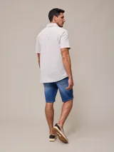 Bermuda de jean elastizado azul claro, con bolsillos delanteros y traseros.