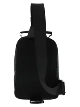 Maletín crossbody de diseño compacto y funcional, fabricado en poliéster resistente al agua. Cuenta con un compartimento principal con cierre, bolsillo frontal y trasero con cierre, y una correa ajustable. Incluye un llavero mosquetón decorativo y un parche de cuero sintético con el logo de la marca en la parte frontal.