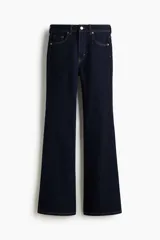 Jeans de cinco bolsillos en denim índigo oscuro, tiro alto, corte ajustado en la parte superior y pierna acampanada (flare) desde la rodilla. Presenta costuras en hilo contrastante color caramelo.