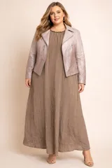 Vestido midi de corte holgado y fluido, confeccionado en tela plisada color negro. Presenta un escote halter con detalle de pedrería brillante en el cuello, abertura frontal pequeña y bolsillos laterales.