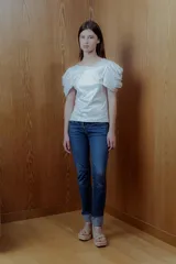 Top blanco de rib con lurex y mangas abullonadas.
