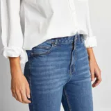 Pantalón de jean azul de tiro alto, corte slim y largo al tobillo.