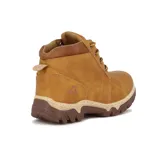 Bota acordonada color camel, con suela marrón y cordones trenzados.