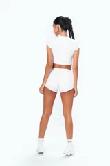 Short deportivo blanco de microfibra elastizada con calza interna, cintura con cordón ajustable y logo ZN en el lateral.