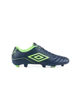 Championes de fútbol Umbro modelo Classico III HG para hombre, color azul marino con detalles y logo en naranja. Presentan una suela con tapones moldeados fijos (HG) para césped firme.