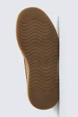 Bota de caña corta fabricada en piel con acabado serraje, con detalle de costura en el empeine, forro interior de pelo sintético y suela plana a tono.