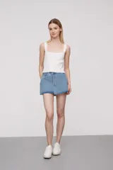 Top blanco de bretel ancho y tejido de punto.