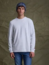 Buzo de cuello redondo confeccionado en tejido fleece, de corte clásico y mangas largas con puños acanalados.