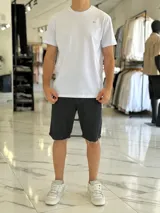Remera negra de corte clásico y mangas cortas, con pequeño logo impreso en el pecho.