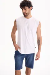 Bermuda de jean de corte clásico con spandex, color azul con lavado medio y costuras en contraste.