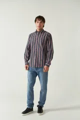 Camisa blanca a cuadros azules y grises, de manga larga y corte slim fit.