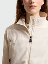 Cárdigan Moncler de algodón color blanco, con diseño acolchado en el frente, mangas de tejido de punto, cuello alto y cierre frontal con cremallera de doble sentido. Cuenta con bolsillos laterales con cierre.