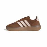 Championes Adidas modelo Barreda Decode, de diseño urbano inspirado en el fútbol tradicional. Presentan una combinación de tonos marrones con las icónicas tres bandas laterales en color crema. Cuentan con puntera en T, empeine textil y de piel, y una distintiva suela de goma translúcida.