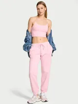 Pantalón de jogging rosado de talle medio con ajuste relajado, cintura elástica con cordón de ajuste, bolsillos laterales y dobladillo en los puños.