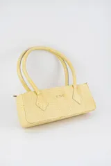 Cartera tipo baguette color negro con textura efecto cocodrilo, diseño alargado, doble asa de mano y cierre superior.