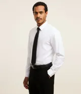 Corbata clásica de textura satinada en color azul marino, con diseño liso y acabado elegante.