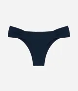 Bombacha de bikini azul marino confeccionada en microfibra texturizada, con laterales drapeados y anchos que aportan mayor comodidad. Cuenta con forro interno y detalle de medalla metálica en la parte posterior.